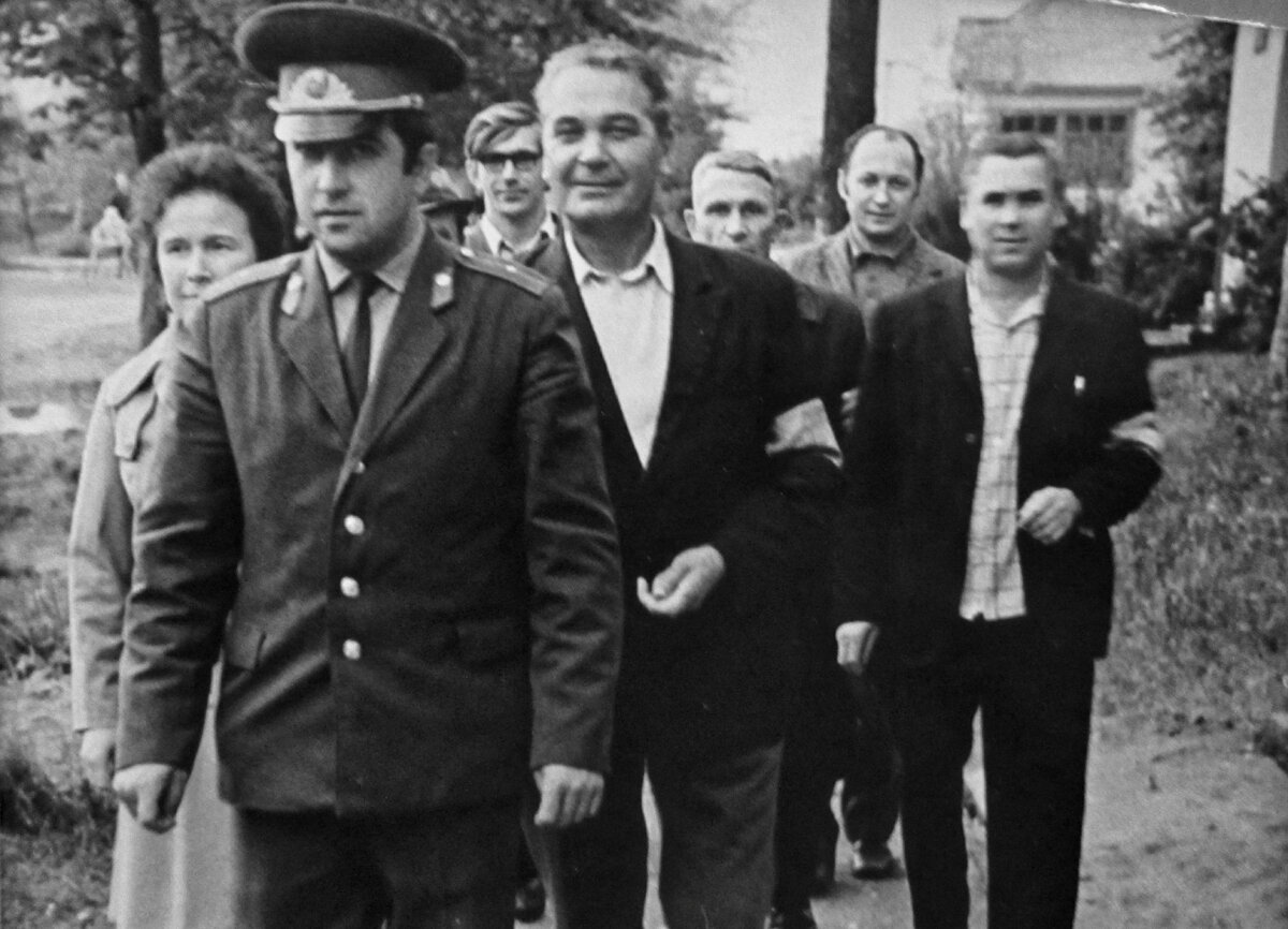 Местный участковый выводит дружинников на охрану общественного порядка. Фото середины 1970-ых из личного архива автора.