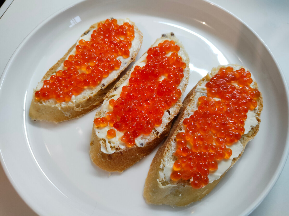 Бутерброды с икрой 😁 С чего вдруг такая роскошь? Да просто накануне, в пятницу, я готовила на обед горбушу, и в ней оказалась икра 🙂 Немного, но посолила. Икра по этому рецепту получается очень вкусная, лучше покупной: