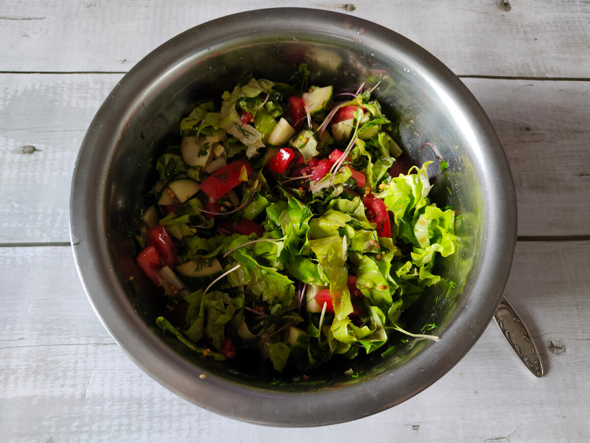 заправка для салата огурцы с помидорами. заправка для салата огурцы с помидорами. зелень для салатов. моцарелла с помидорами и базиликом. мягкие.