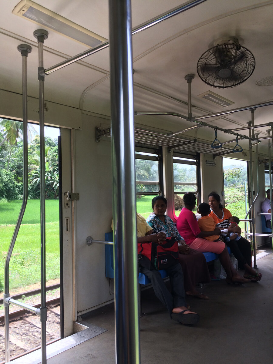 В местных электричках двери всегда открыты даже во время движения.