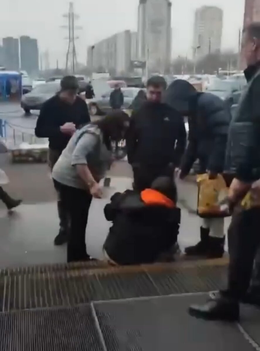 Москва, район Чертаново, там абу-бандиты охранники магазина, жестко избили женщину, которая по их словам украла шоколадку. Охрана.