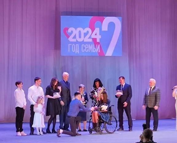    Кольцо на сцене. Паралимпийская чемпионка из Новотроицка Юлия Молчанова выходит замуж Белов Михаил Александрович