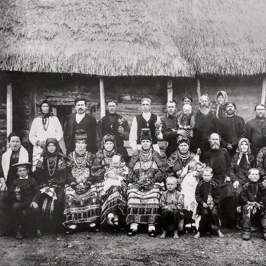 Тут я их приблизила, Пелагея внизу четвертая слева, муж стоит за ней.