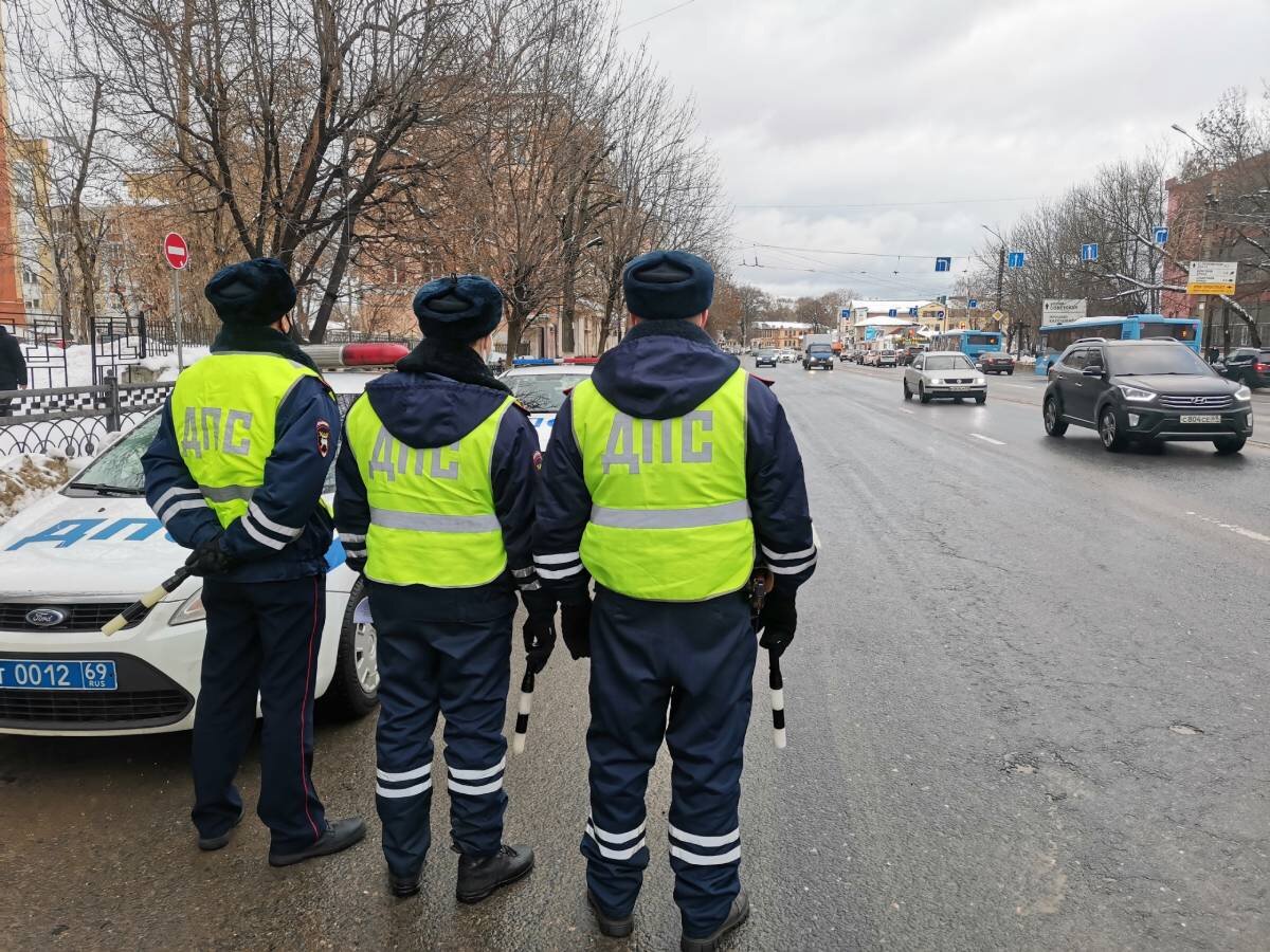 Инспекторы ГИБДД задержали пьяного водителя-рецидивиста без прав | ТИА |  Новости Твери и Тверской области | Дзен