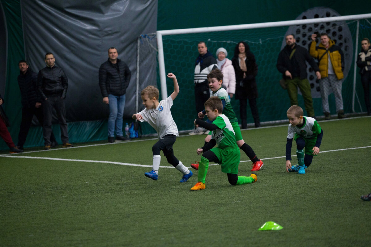 За каждым ребенком стоят родители.