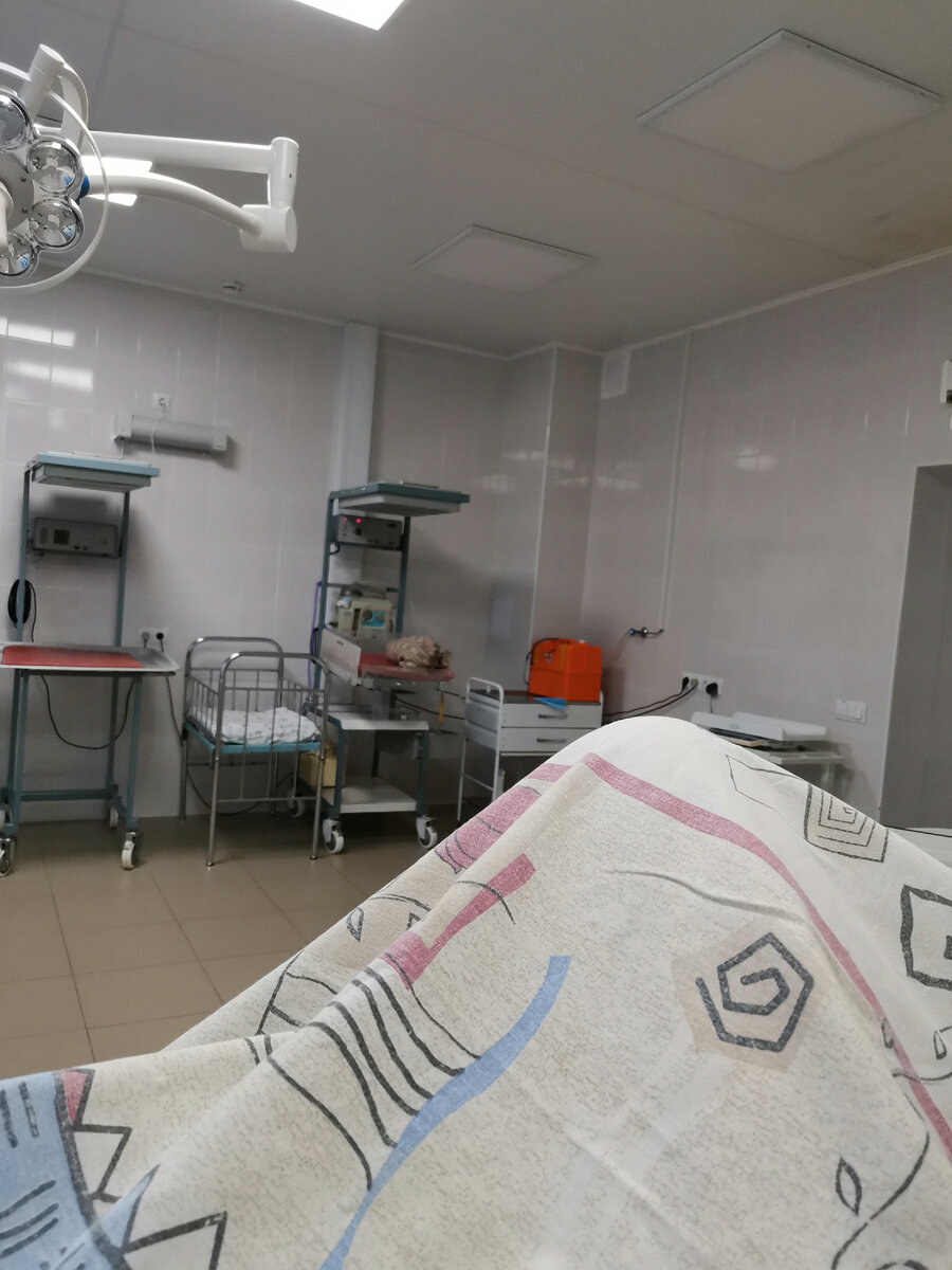 Род зал, на столике уже дочка в одеялке отдыхает, мне телефон отдали сразу, всем звонить и фото скидывать. Дальше в галерее фото страшные)