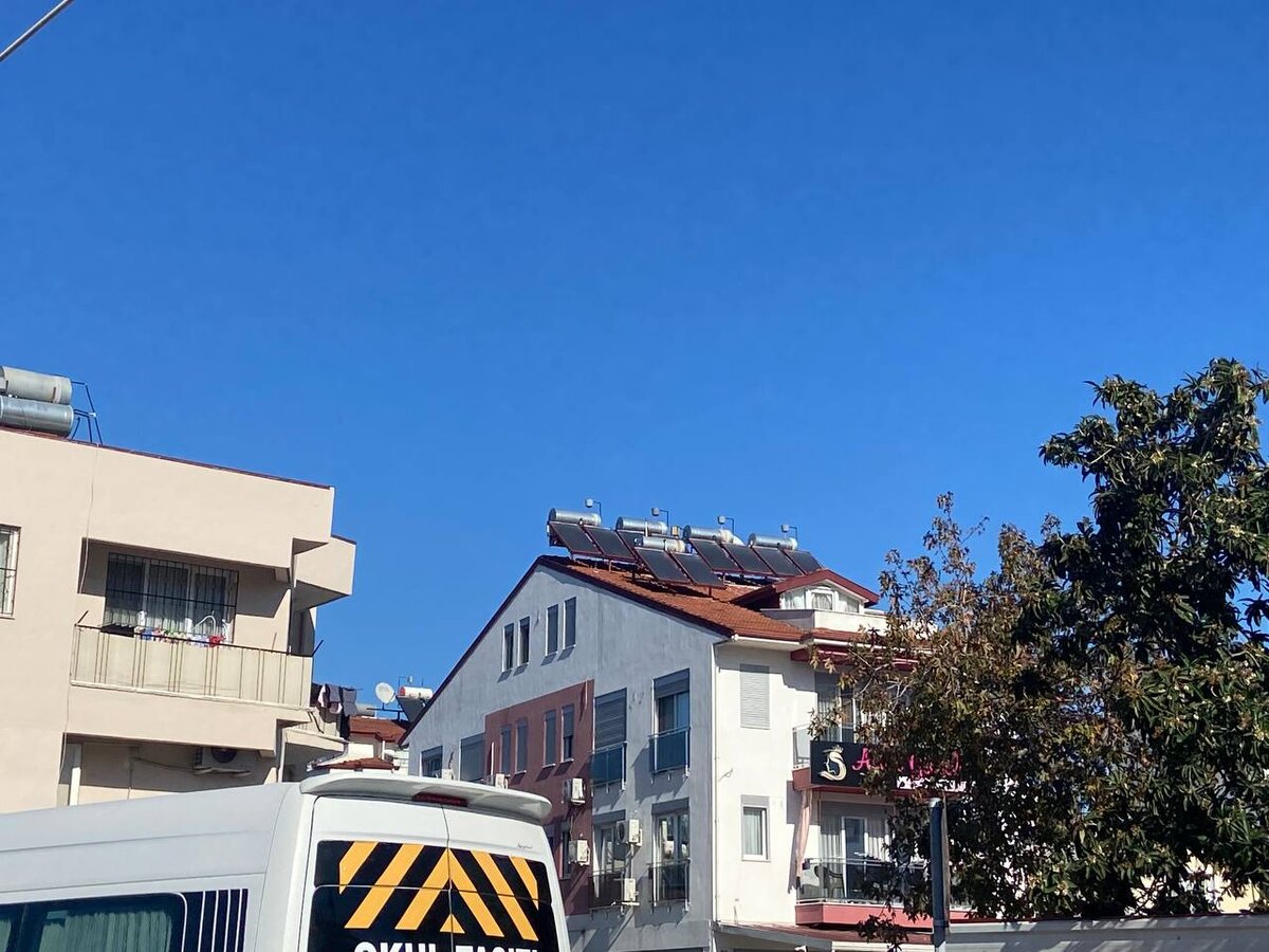 баки для нагрева воды  и солнечные батареи