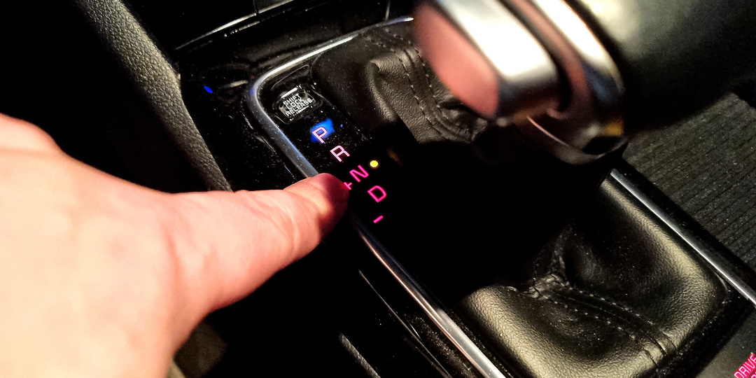 Включаешь нейтральную на светофоре «N», а нужно стоять на «D»: автомат и вариатор проработают дольше