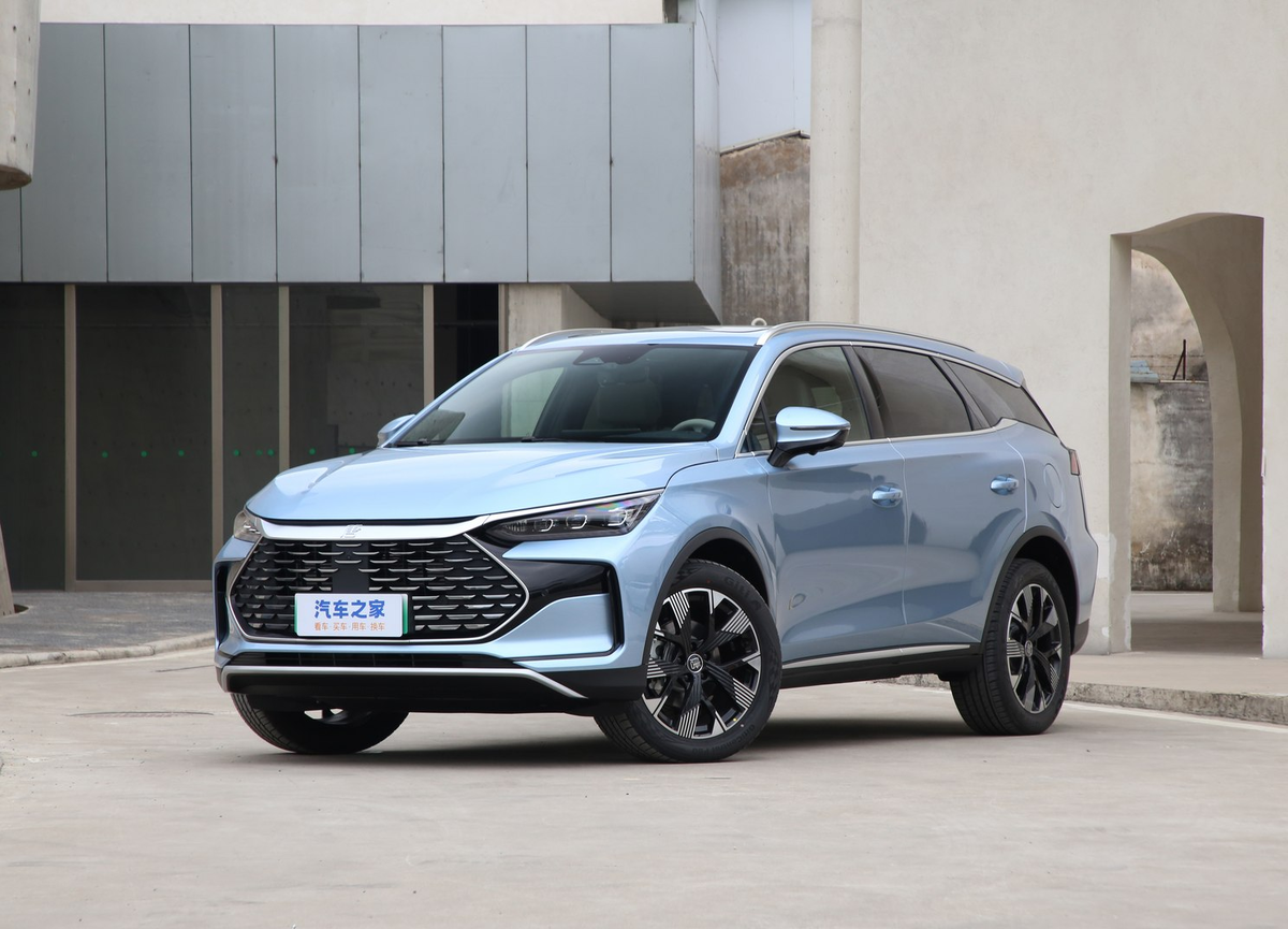 BYD Tang DM-i Honor Edition 2024 – гибридный кроссовер с максимальным/чисто электрическим пробегом до 1050/95 км. Цена – от 179 800 юаней/ 2 271 162 руб. 