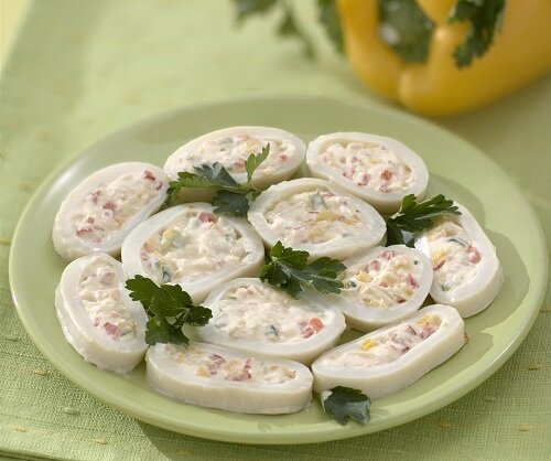    Фаршированные кальмары со сладким перцем и чесноком. Фото: Дмитрий Королько/BurdaMedia