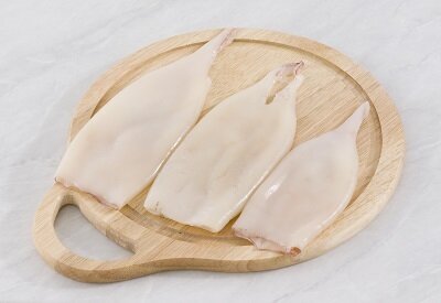    Шаг 1. Подготавливаем тушки кальмаров