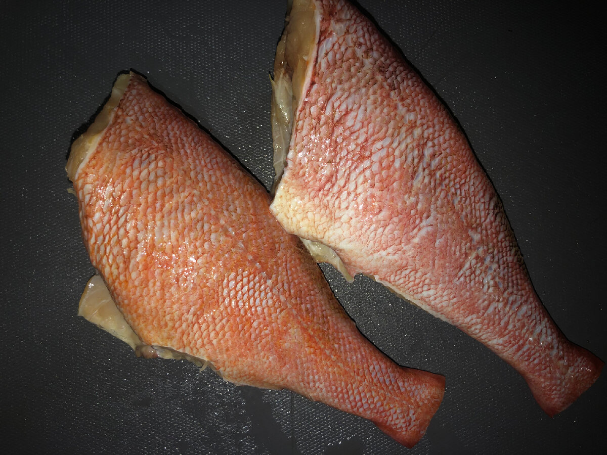 Красный окунь - одна из вкуснейших промысловых рыб. У него совсем немного косточек и сочное мясо, которое прекрасно подходит как для жарки, так и для запекания.-2