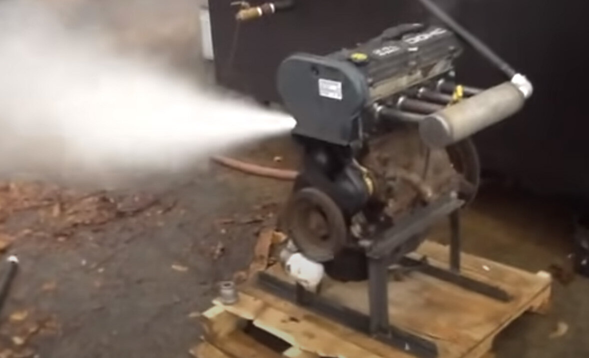 Один из примеров переделки авто-мотора в паровую машину.  Без нагрузки- маховик крутит