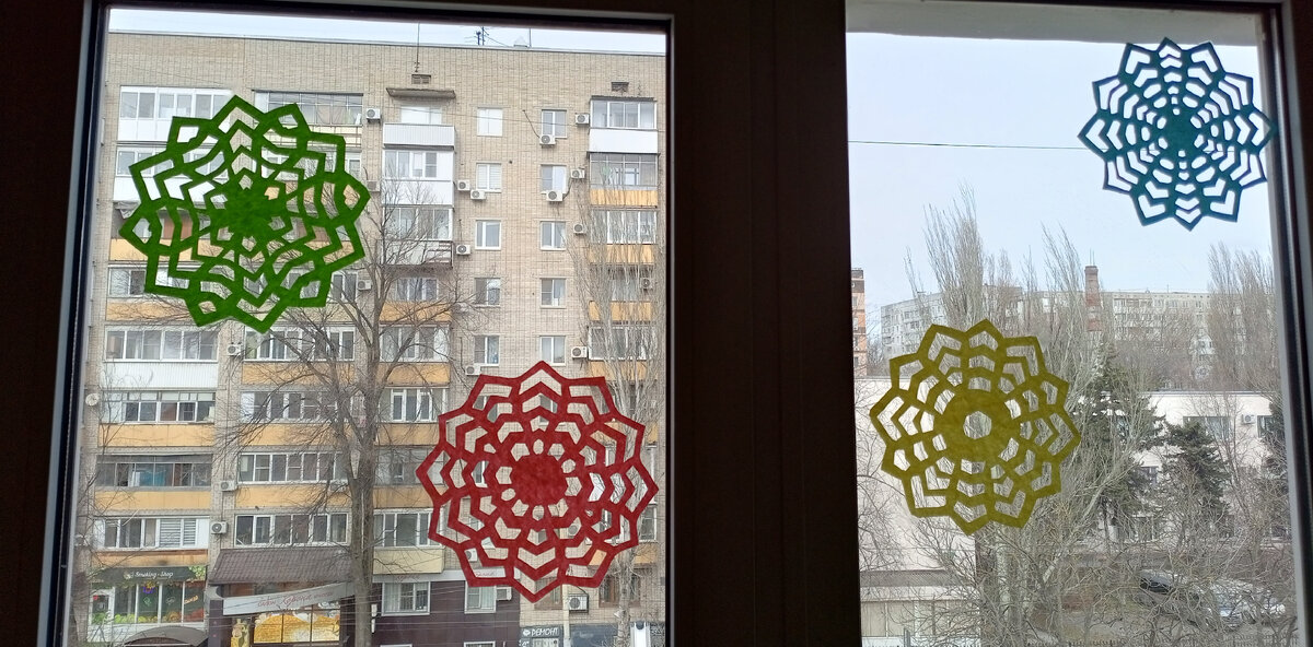 Новогодние снежинки... Весна пришла, пора снимать...