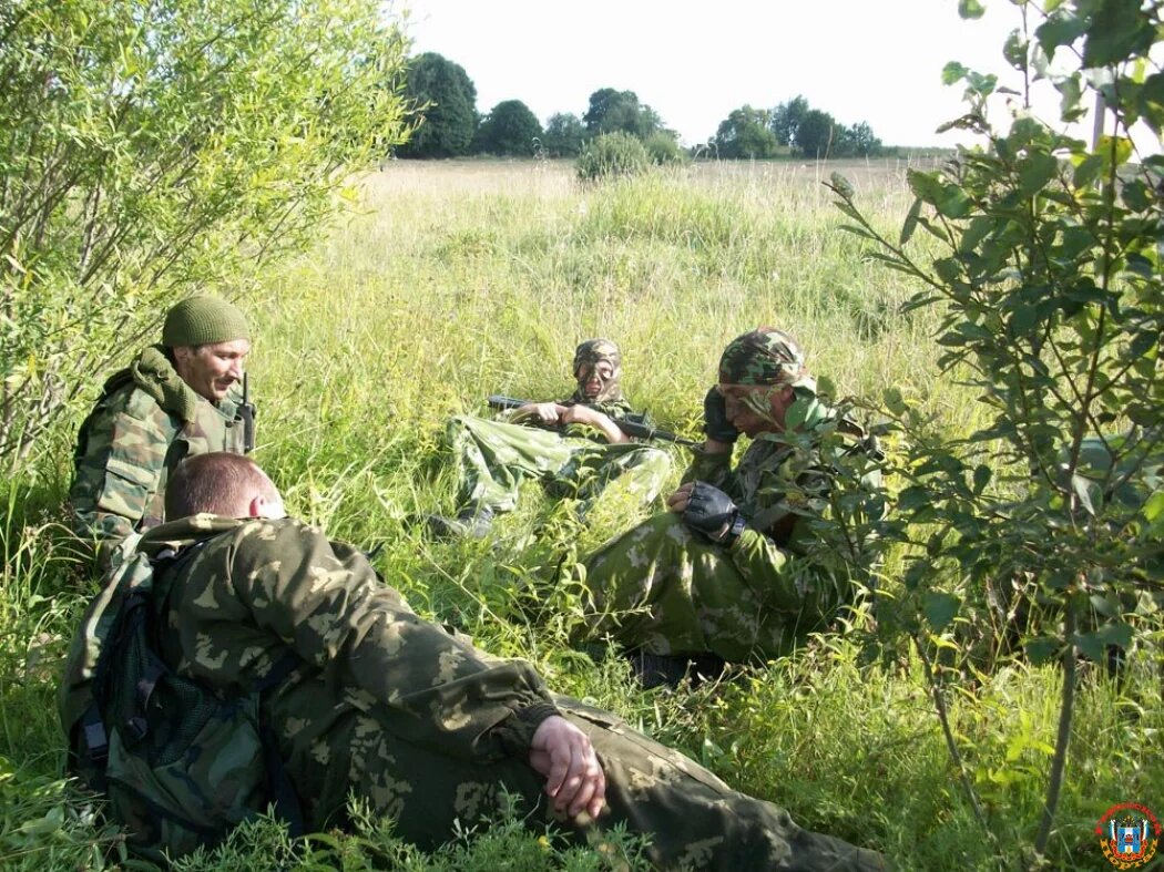 Солдаты на привале. Разведчики на привале. Солдатский привал.