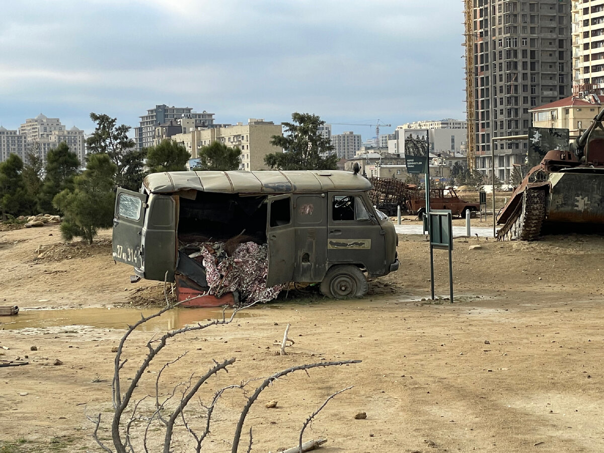 Парк трофеев в Баку | Страшная картина последствия военных действий |  Manikol. Путешествия всей семьей | Дзен