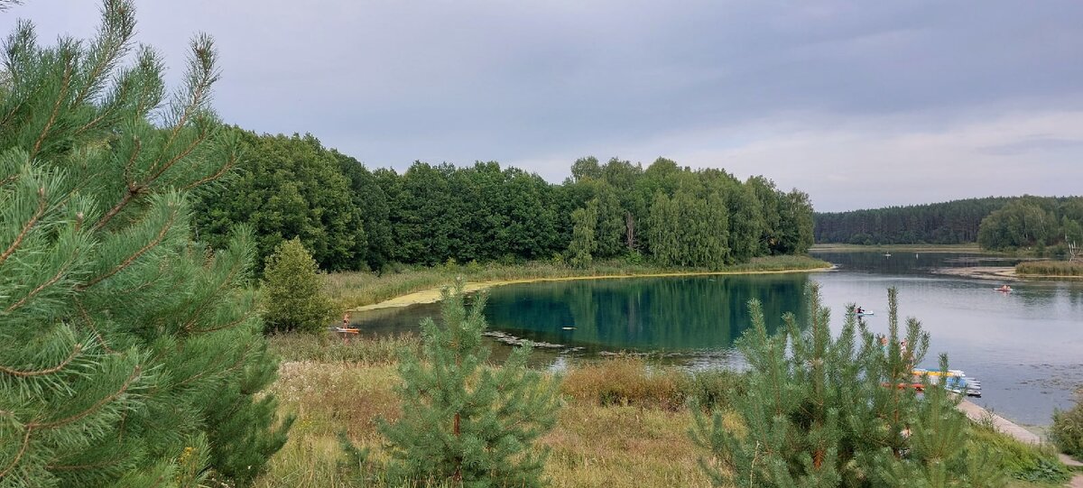 Бирюзовая вода особенно яркая летом.