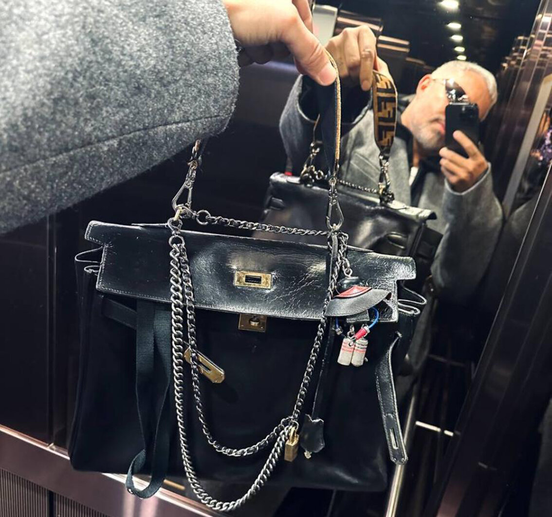 Александр Рогов показал новый тренд на примере своей сумки.  