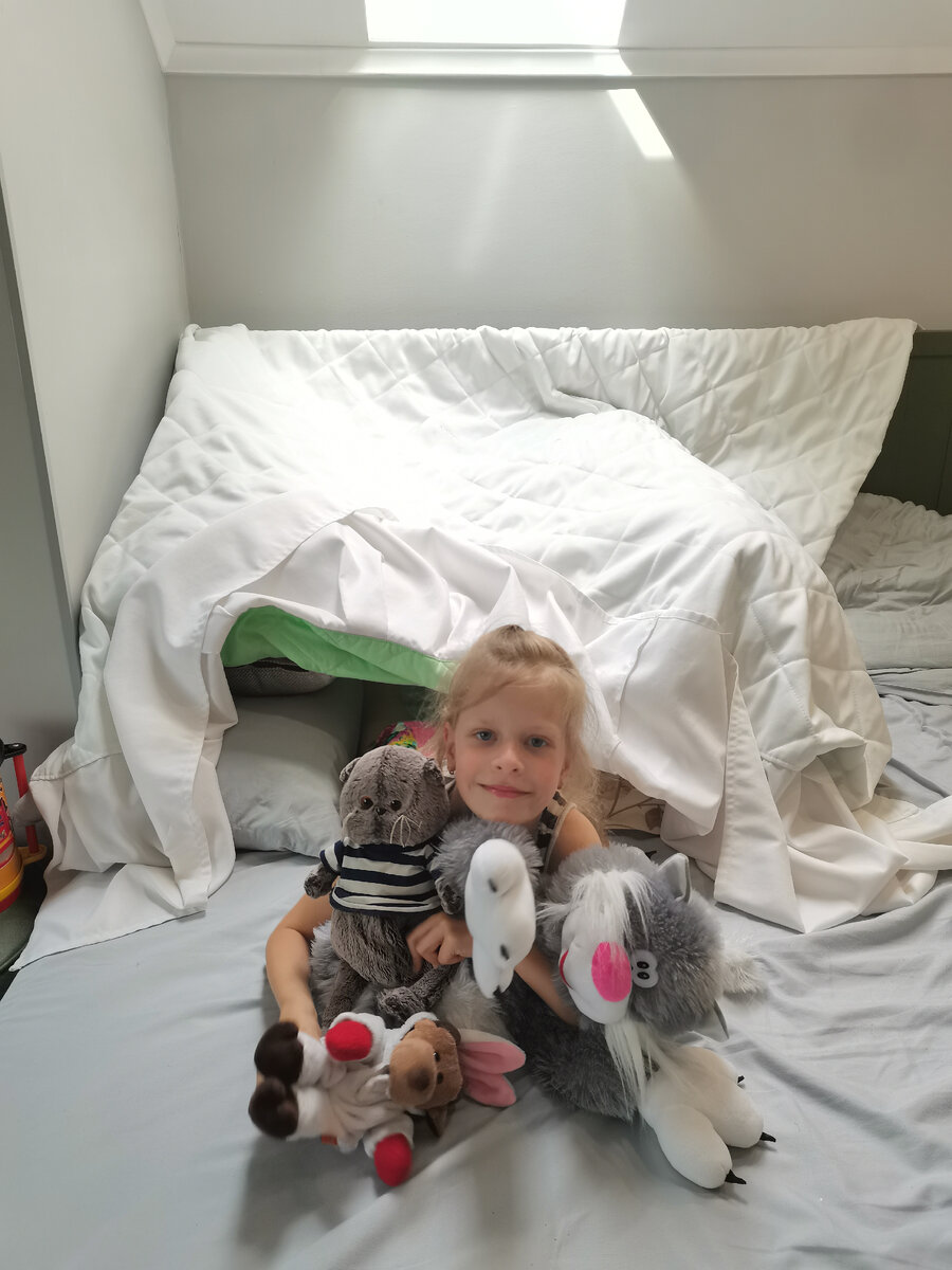 Там, внутри, маленькая залезла, розовое торчит - это она.