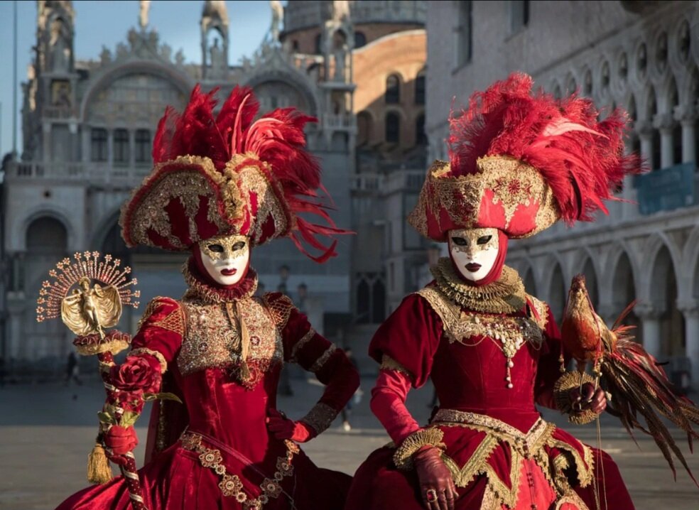 Дамы в маске Вольто, карнавальных костюмах и треуголках с плюмажами.