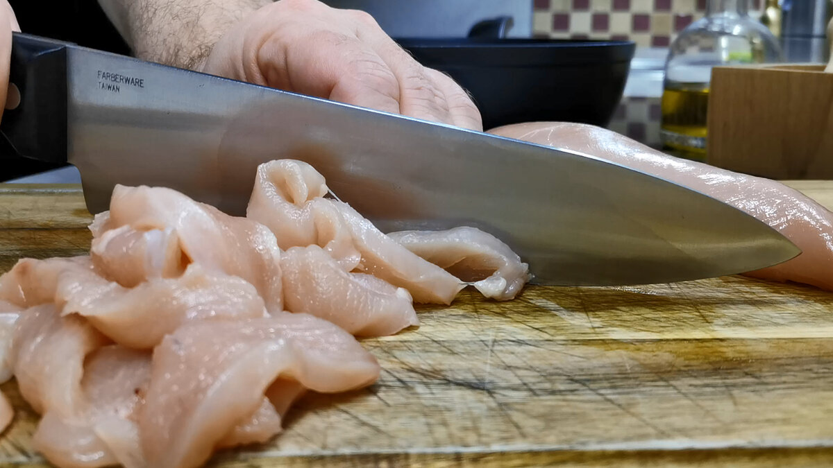 Для рецепта подходит мясо с любой части курицы - филе грудки или филе бедра.