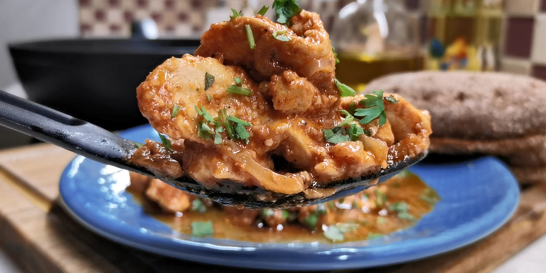 Заготавливаю куриное филе килограммами, всегда держу в холодильнике про запас. Бесподобная курочка по-грузински