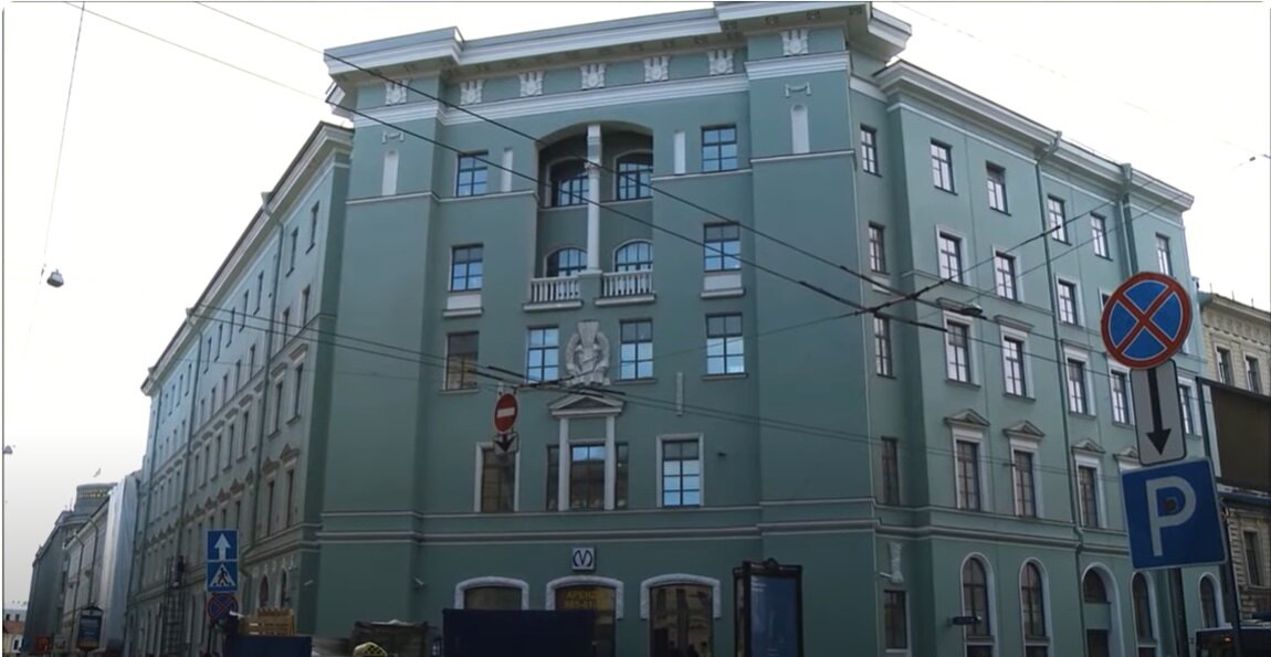 Улица Малая Морская, дом 4/1, ТРК "Адмирал". Выход из метро прямо в этом здании