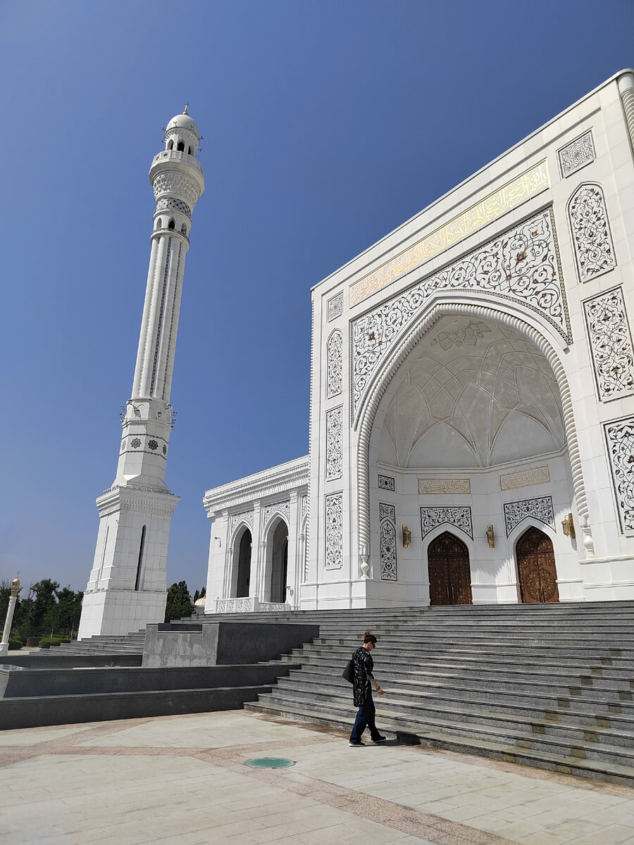 Мечеть "Гордость мусульман" в центре Шали. Чечня. Строительство окончено в 2019г.