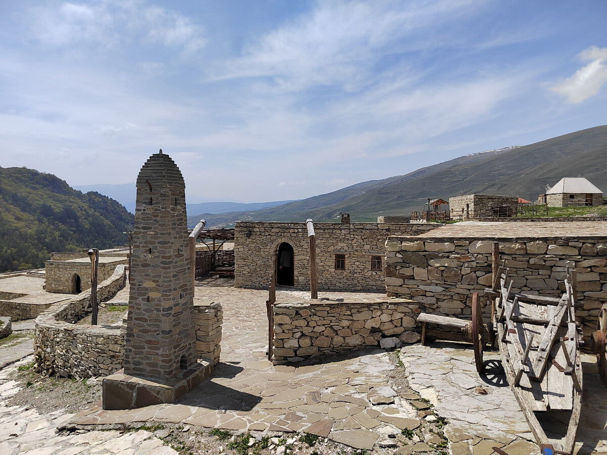 Хой,   старинный город "Стражников" в паре часов езды от Грозного.