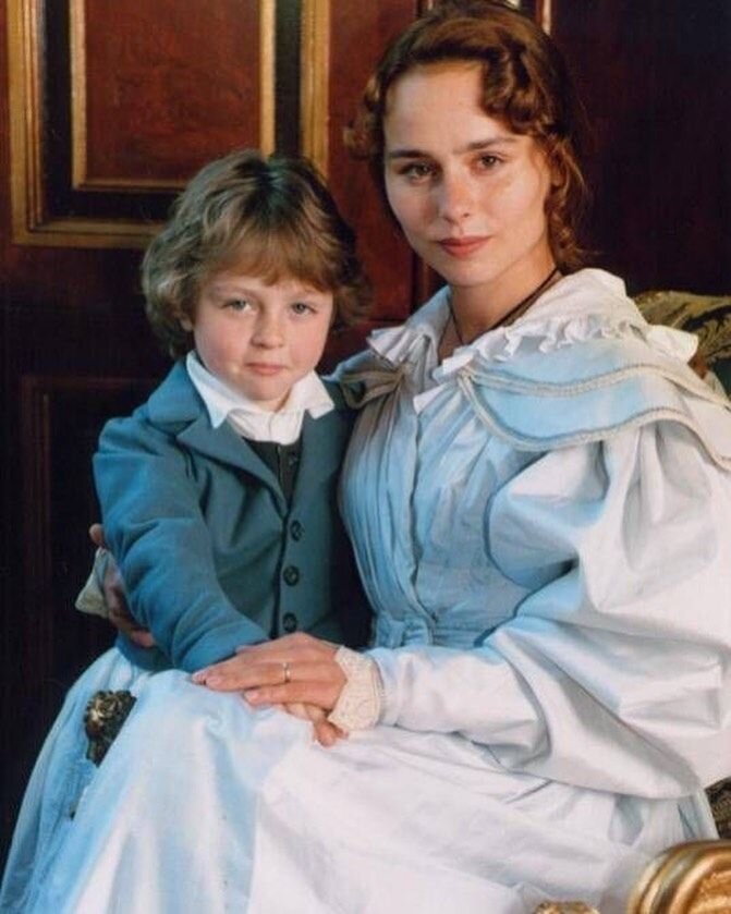 Хелен с сыном Артуром из сериала "Незнакомка из Уайлдфелл-Холла" 1996 года