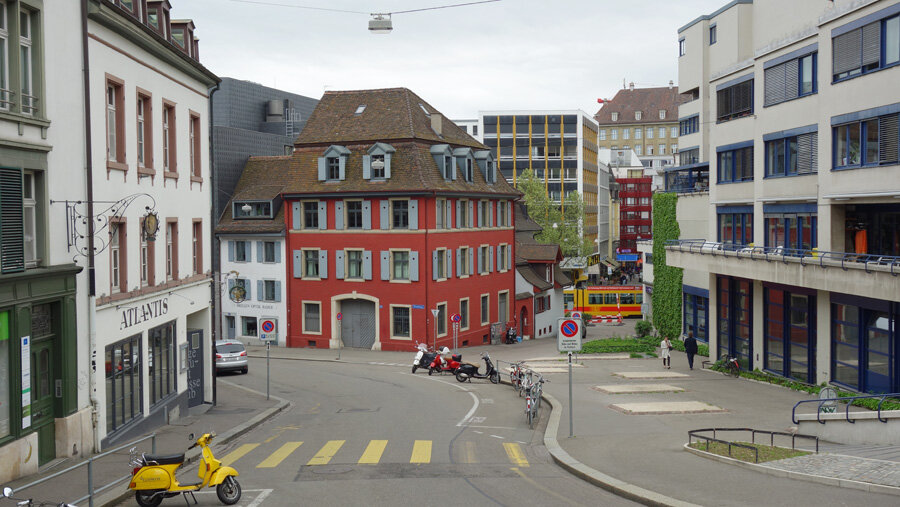 Город берн швейцария. Локарно город в швейцарии. Австрия озеро гальштат. Деревня васераун швейцария. Город в швейцарии 6.