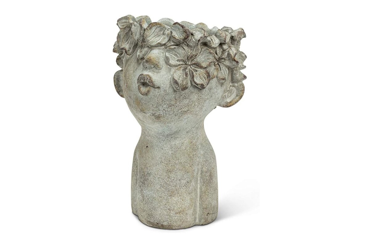 Это сейчас такие отливают из гипса и купить эти заготовки можно задёшево. Да, это не керамика и воду наливать нельзя, но для декора вполне пригодно. А тогда всё было иначе.