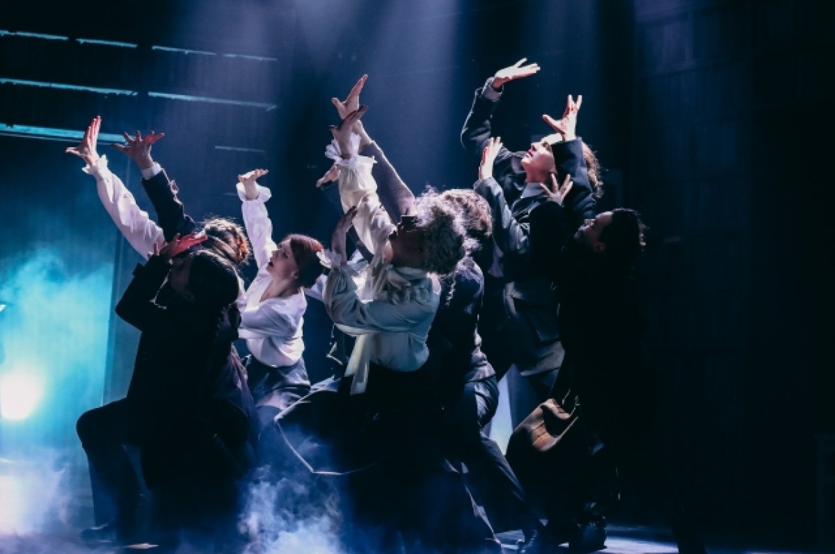    С первых минут ясно, что зрителя ждёт нечто грандиозное, с размахом.