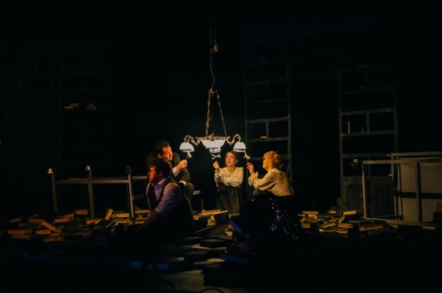    Доктор Борменталь - Кирилл Фриц, Профессор Преображенский - Виталий Сосой, Наталья Ивановна - Галина Волокитина, Ирина Сергеевна - Анастасия Шестакова. Фото: Омский ТЮЗ/ Полина Козлова