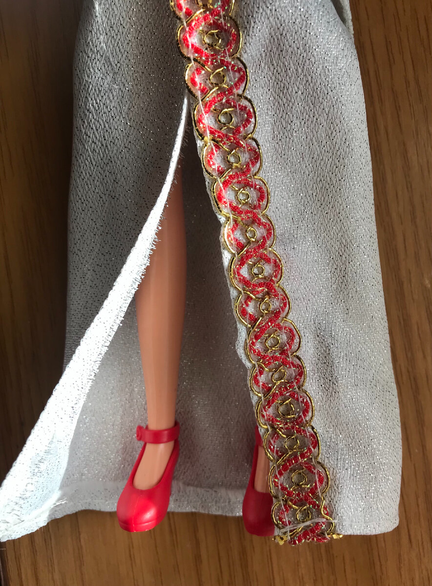 Обувь модная, но явно европейская! :)