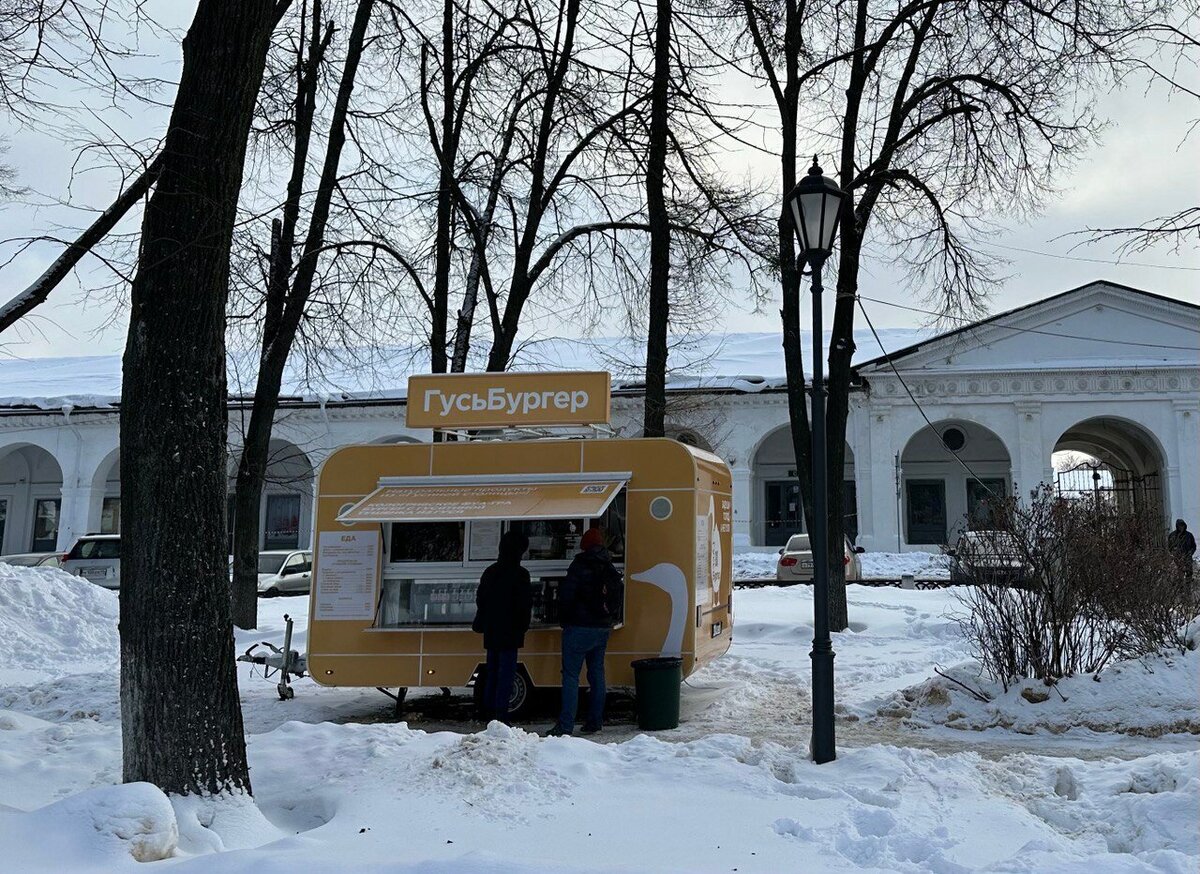 Что желаете, «Гапучино» или «Гусельмешки»? Напротив Центрального рынка Костромы есть ларёк с локальным фастфудом на основе продуктов экофермы «Гусиная столица» — стейк су-вид, гусиный жир, гусьбургер из мяса фермерского кологривского гуся. Фото: Мария Баларёва