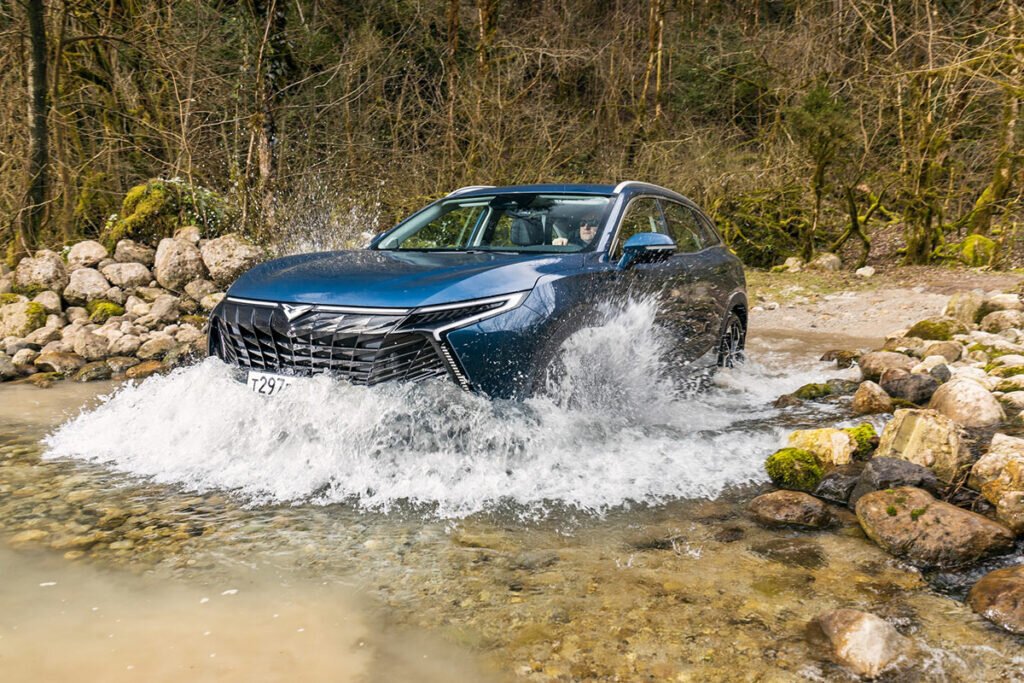 Марка Kaiyi была создана в недрах Chery, и основной пакет ее акций до сих пор находится в руках материнской компании. Но, в отличие от Omoda, Jaecoo и Exeed, Kaiyi — это самостоятельный бренд, а X7 Kunlun — его первая модель, построенная на собственной платформе. И с недавних пор она выпускается в России, на заводе «Автотор».