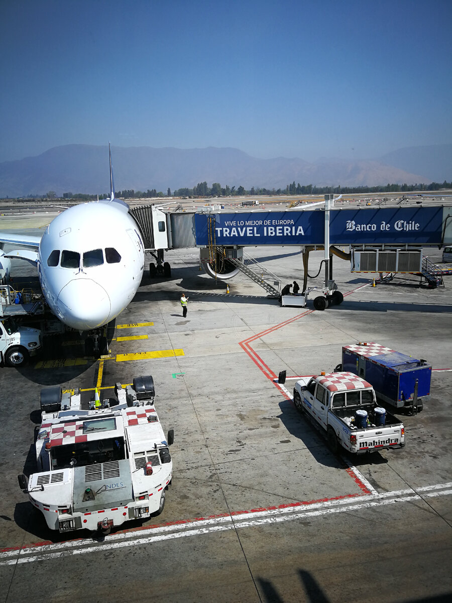 Aeropuerto Internacional Arturo Merino Benítez. Из окна. Чили, 2018.