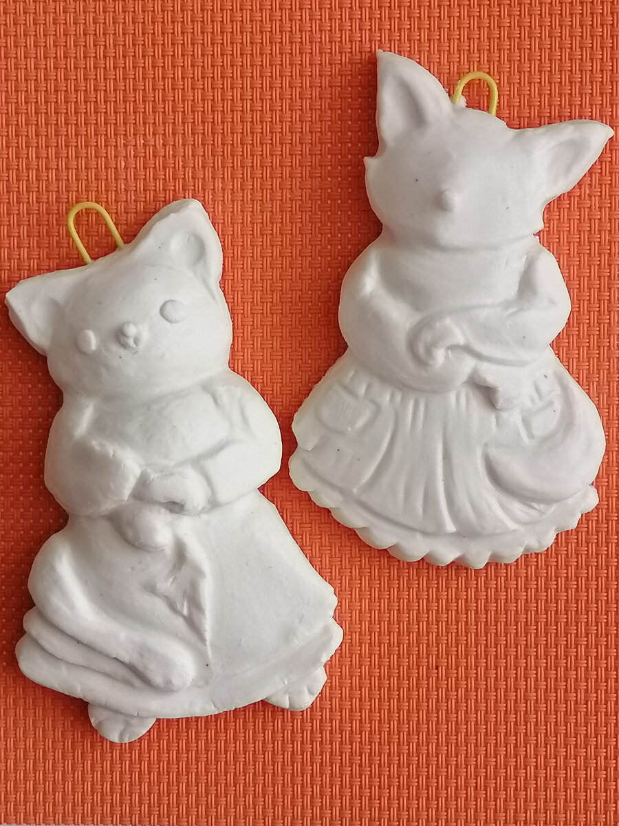 Эти два нерасписанных изделия уже можно рассматривать, как сувенир-подарок на 8 марта. Осталось только расписать в тему данного праздника. 