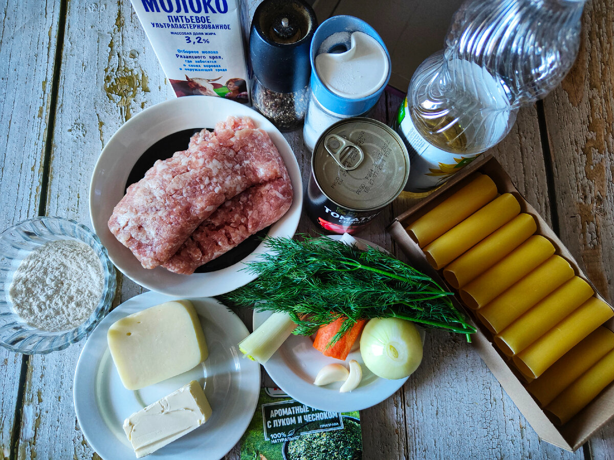 Фарш можно взять любой: говяжий, свиной, куриный, из индейки или смешанный. Зелень желательно петрушку, базилик. У меня сегодня из зелени оказался только укроп 🙂