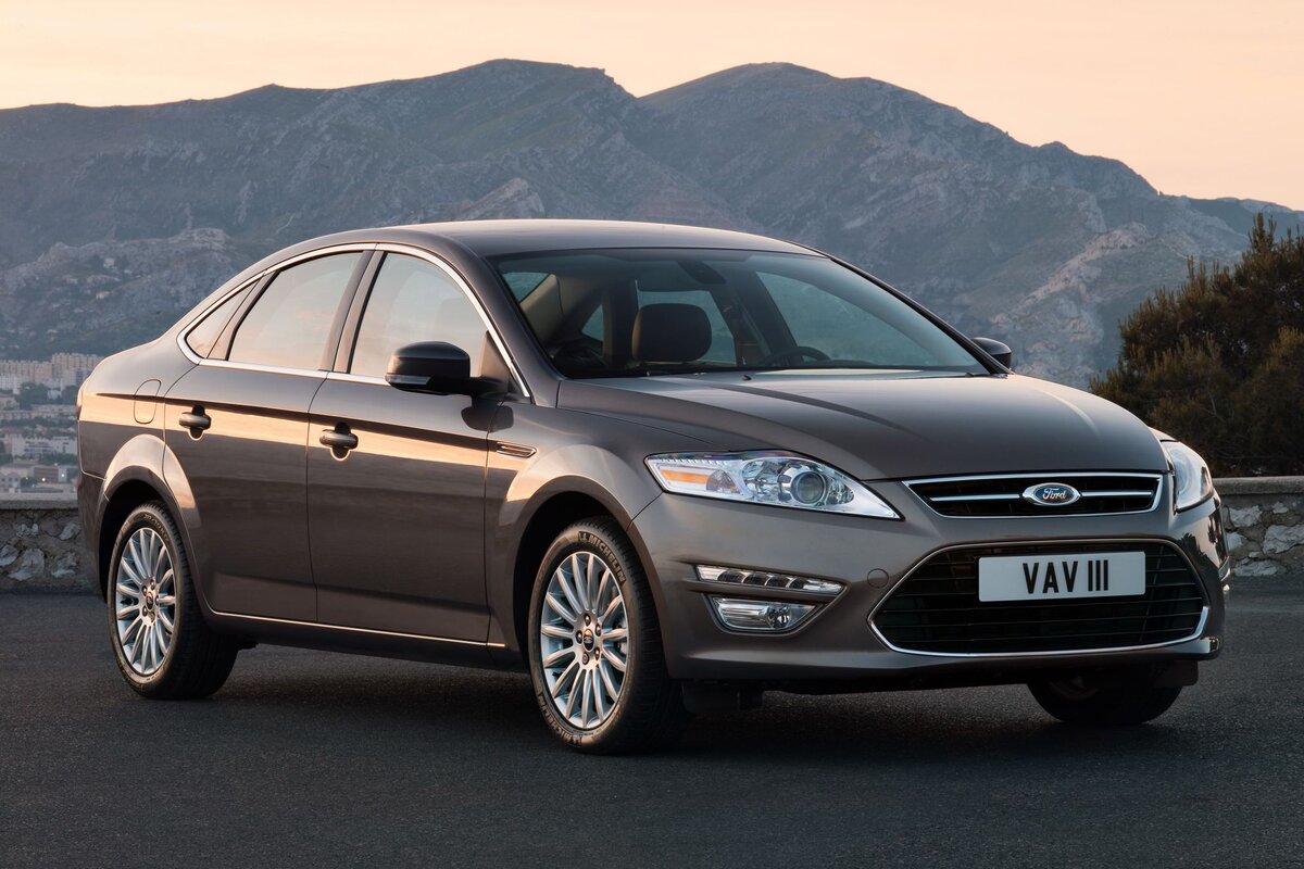 Особенности конструкции Ford Mondeo четвёртого поколения представили в 2007 году. Модель базировалась на платформе EUCD, а значит имела много общего с премиальными Volvo и Land Rover.