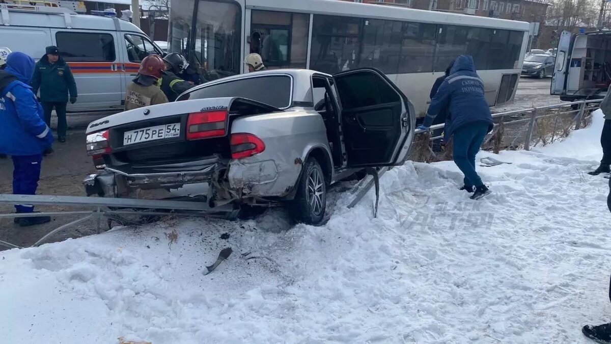 В Новосибирске ДТП с автобусом спровоцировало огромную пробку | Atas.info |  Дзен