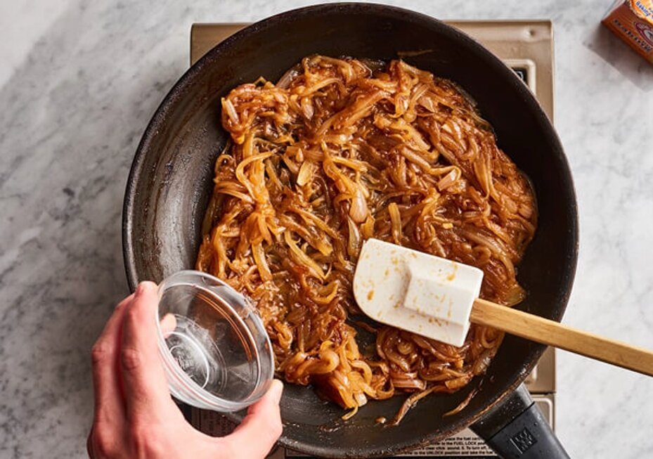 Куриное филе ломтиками. Куриное филе на сковородке. Кусок жареного мяса. Куриное филе на сковородке. Rare степень прожарки.