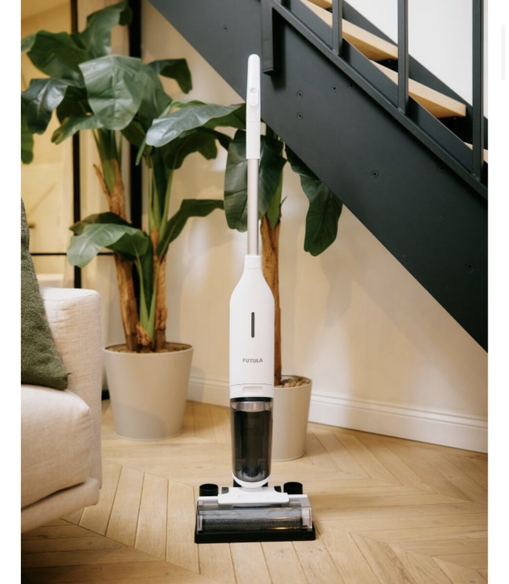 Беспроводной моющий пылесос Futula H11 качественно очищает пол проводя сухую и влажную уборку одновременно. Мобильный девайс может использоваться на любых твердых напольных покрытиях: плитка, линолеум, влагоустойчивый паркет и ламинат. Электрический прибор развивает мощность всасывания до 6500 Па, что обеспечивает эффективную уборку и быстрое высыхание пола, так как практически не остается влаги. Вращающаяся роликовая щетка из микроволокна всегда остается чистой и готова к использованию. Грязная вода удаляется с передней части валика в отдельный резервуар, что позволяет постоянно мыть пол чистой водой. Экономный расход и качественный сбор мусора одновременно с мытьем пола, сделает процесс очистки помещения эффективным. Вакуумный пылесос электрошвабра состоит из основного блока и достаточно длинной трубки для удобства управления девайсом. На эргономичной ручке расположены кнопки включения, подачи воды и выбора режима. Все, чтобы вы комфортно и качественно убирали во всей квартире.