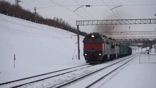 Тепловоз 2ТЭ116У-0284 на подъёме.