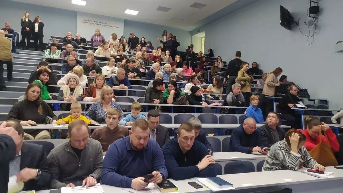     Собственники квартир в пятиэтажке на Нариманова, 72/3 пожаловались на невозможность купить новое жилье, вопрос обсуждался на встрече ростовчан с представителями властей.