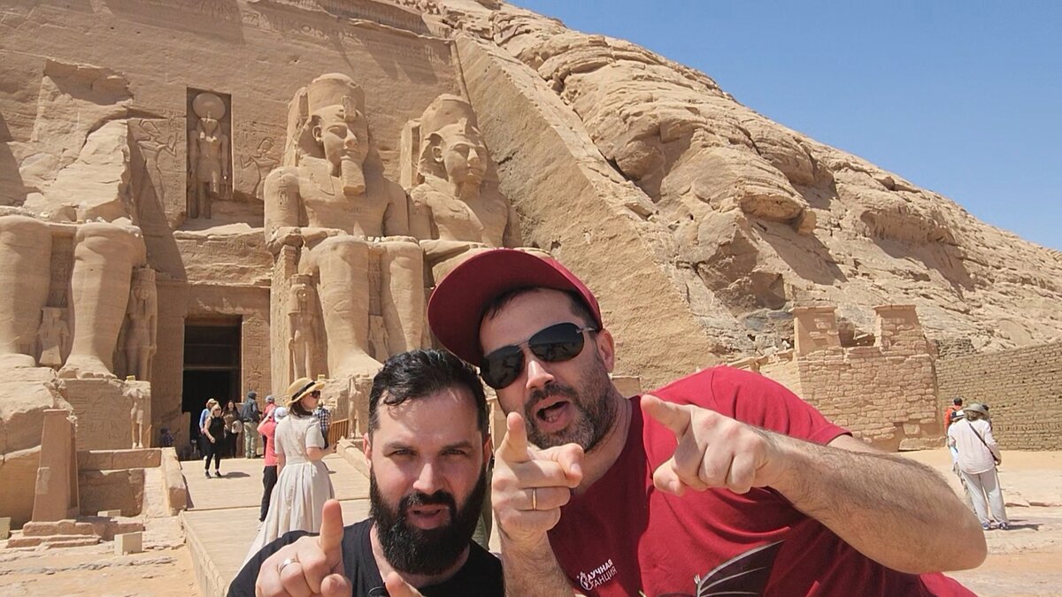 Александр и Георгий Соколовы возле храма Рамсеса II в Абу-Симбеле.