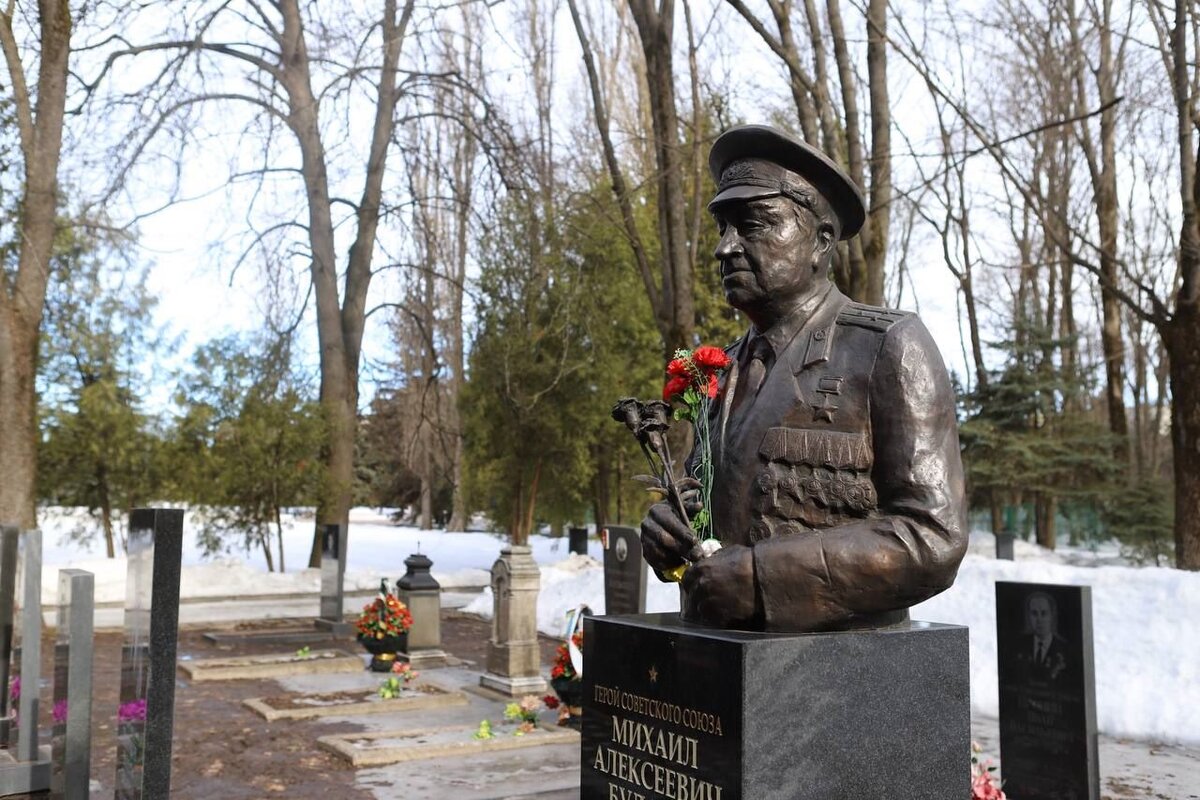    Куряне почтили память Героя Советского Союза Михаила Булатова