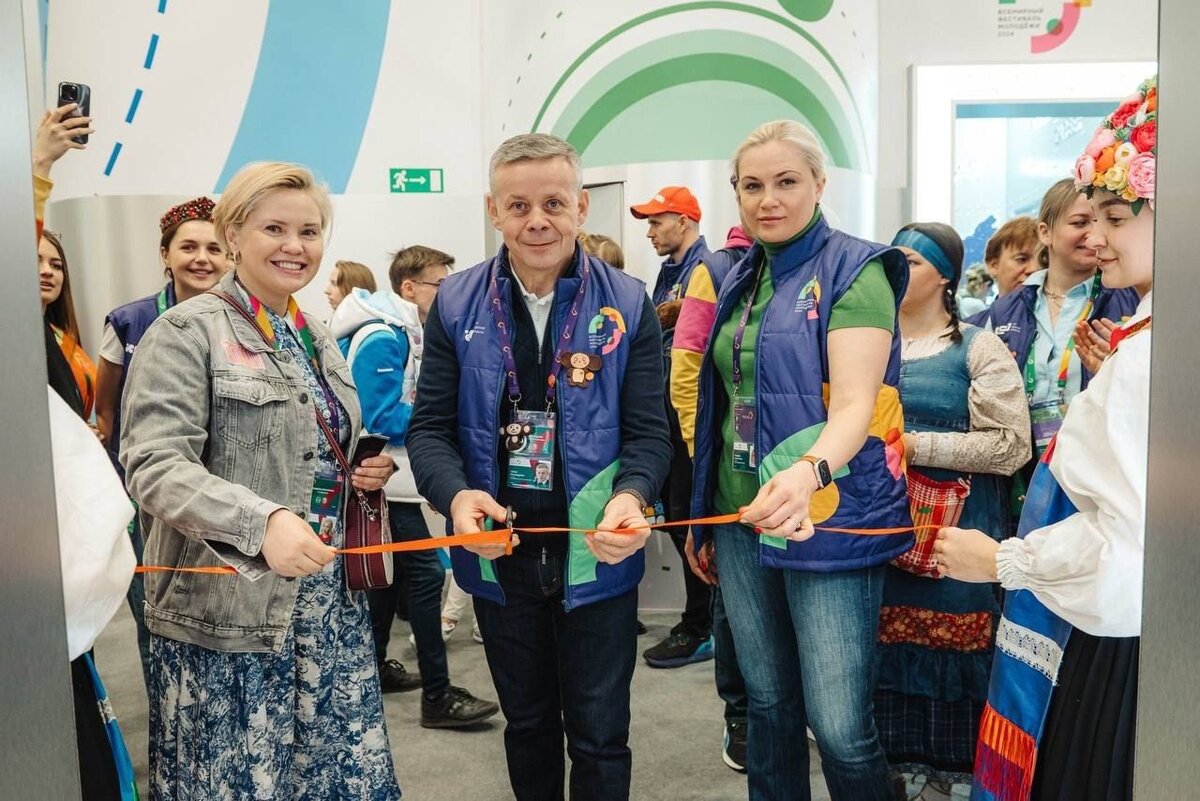    Замгубернатора Курской области Виктор Карамышев посетил Всемирный фестиваль молодёжи-2024