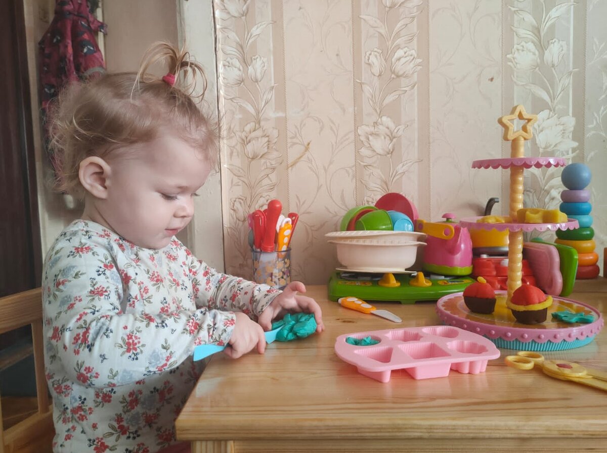 Занимаемся тестом для лепки. Хорошо развивает моторику и воображение